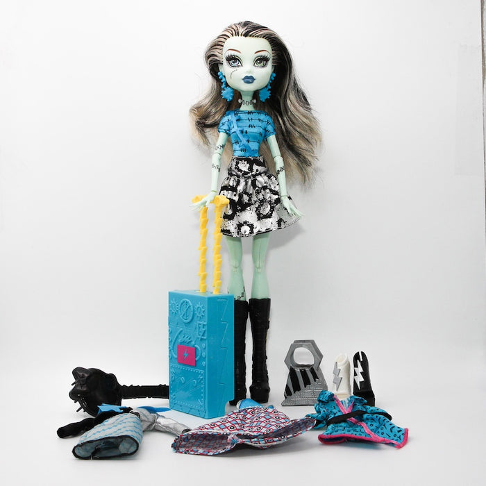 Monster High Scaris City of Freights Frankie Stein nukke ja Deluxe vaatteet - Second Hand