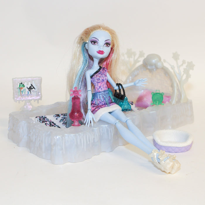 Monster High Scaris City of Frights Abbey Bominable nukke ja jääsänky - Second Hand