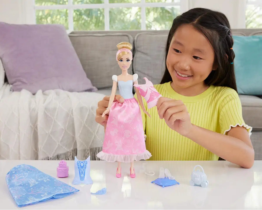 Disney Tuhkimo nukke ja 2in1 vaate leikkisetti