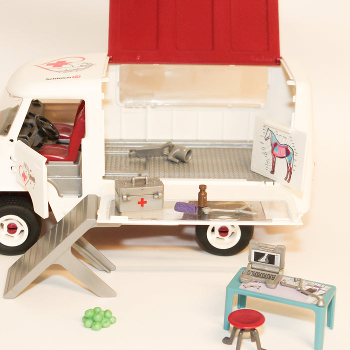 Schleich Eläinlääkäri auto ja tarvikkeet - Second Hand