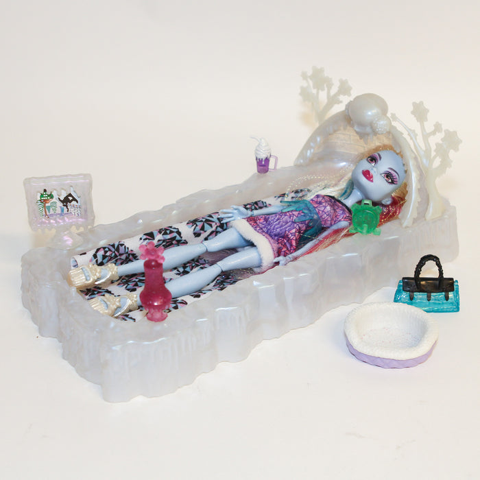 Monster High Scaris City of Frights Abbey Bominable nukke ja jääsänky - Second Hand