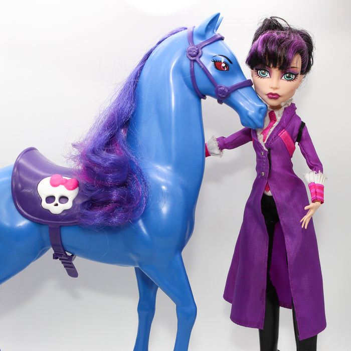 Monster High Headless Headmistress Bloodgood nukke ja Nightmare hevonen