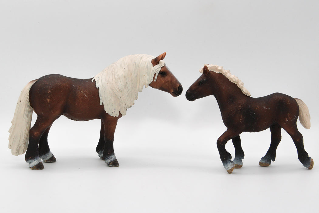 Schleich 13664 Black Forest hevonen ja 13665 varsa